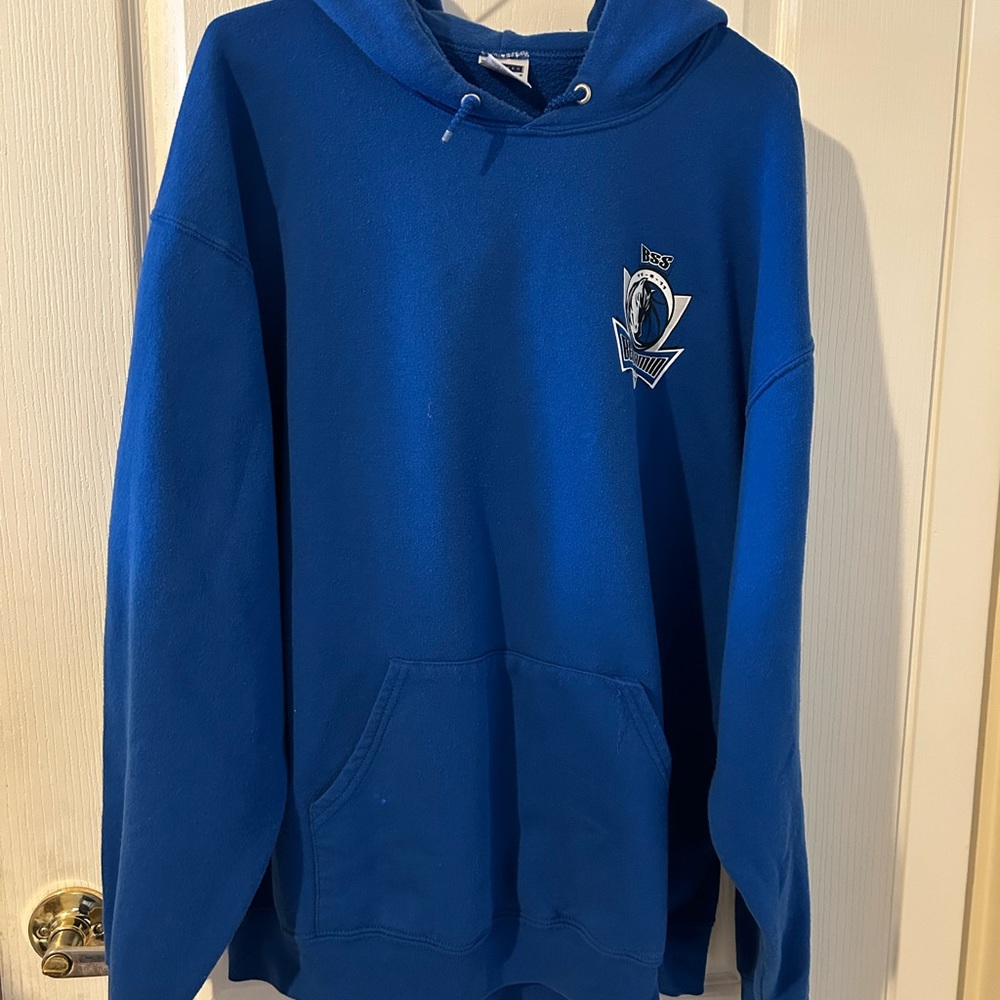 Dallas Mavericks Vintage hoodie size XL blue EUC (has name Benjamin on it)